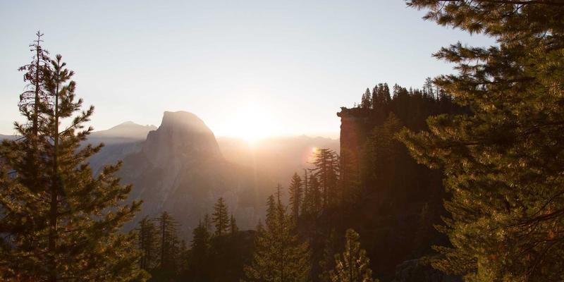 当废弃工厂邂逅法式浪漫：一场融合深空摄影与红色美学的跨界艺术体验