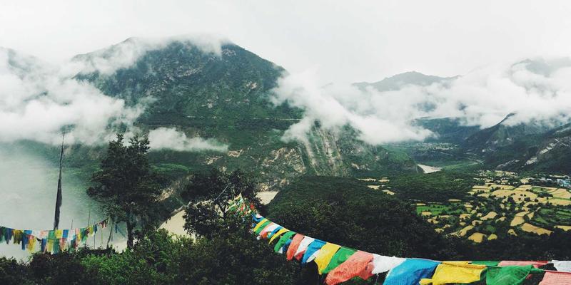 当法式浪漫邂逅赛博朋克:一场‘暗夜保护’红色公益光影展的颠覆性策划