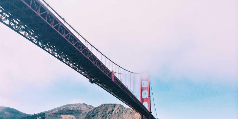 当萤火森林遇见赛博光影：一场红色主题下的生活美学革命