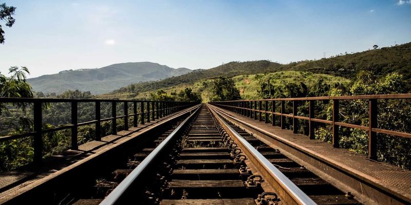 新月之夜的红色诗篇：魔法、艺术与生活美学的三重奏