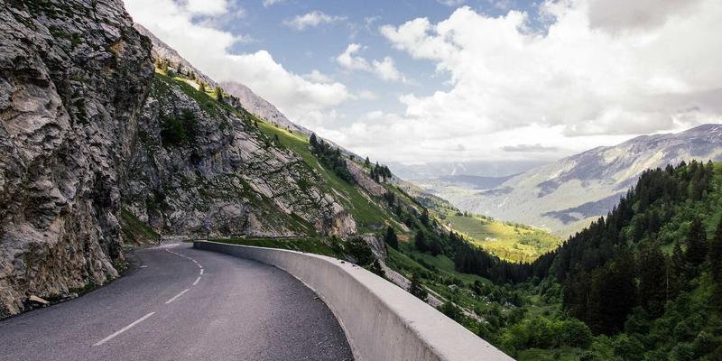 量子纠缠之夜:策划一场颠覆传统的赛博朋克红色主题婚礼艺术体验